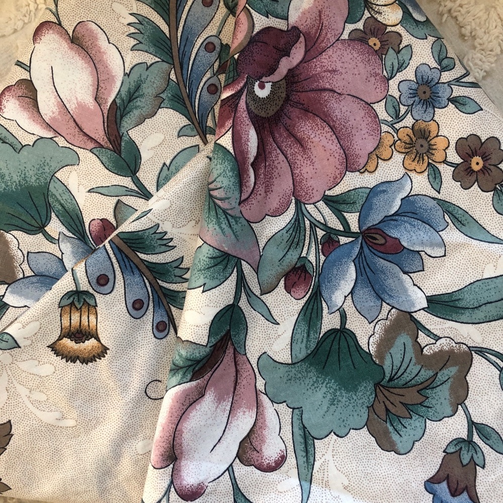74” Diameter Round Table Cloth Jacobian Chintz Floral